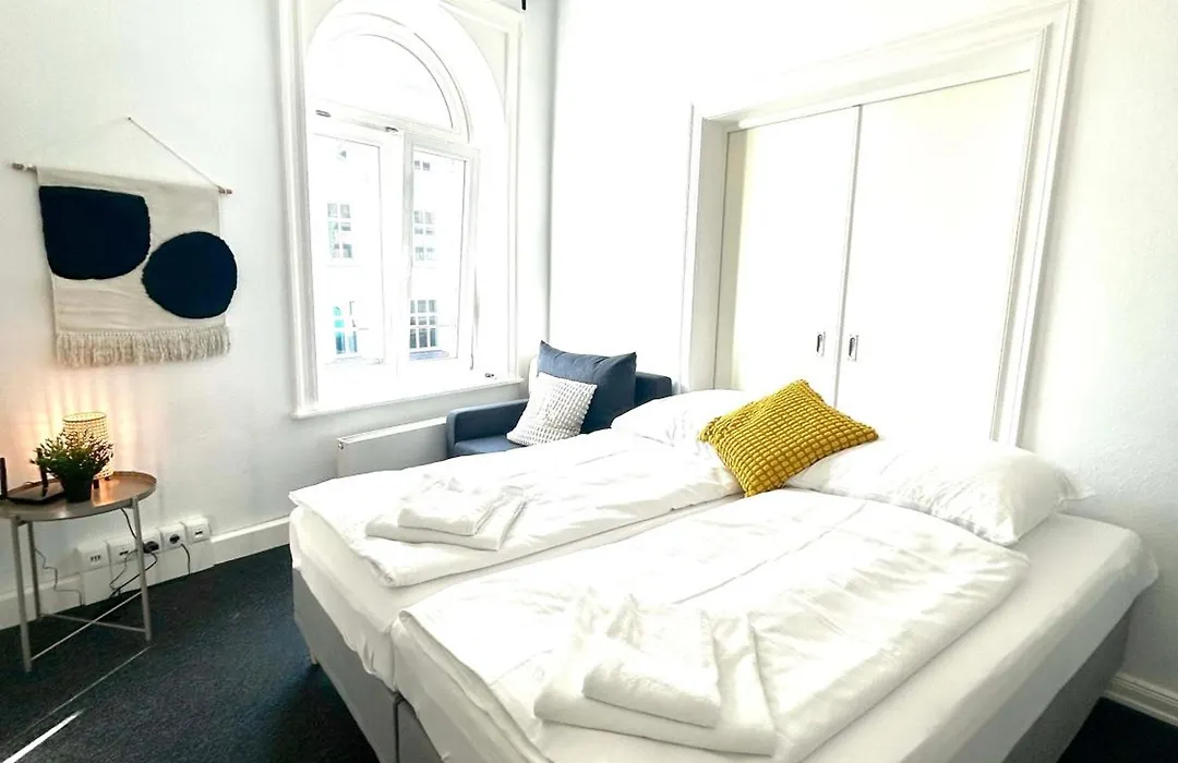 Central Apartment For Up To 10 Guests-1