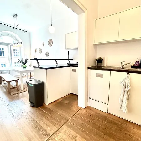 Central Apartment For Up To 10 Guests-3